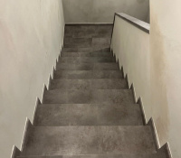 Schody z vinylu BUKOMA Beton Kámen Šedohnědý Domanín - pohled shora